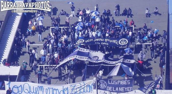 La hinchada de Acassuso en la tribuna