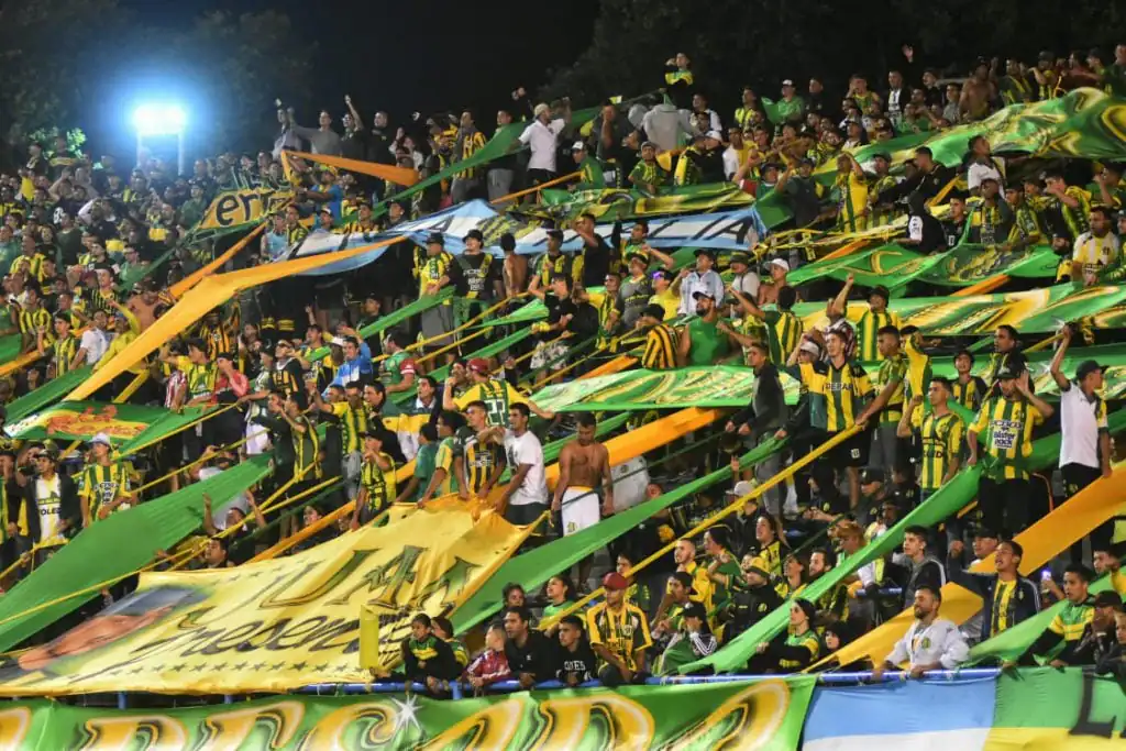 La hinchada de Aldosivi en la tribuna