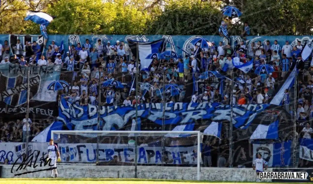 La hinchada de Almagro en la tribuna