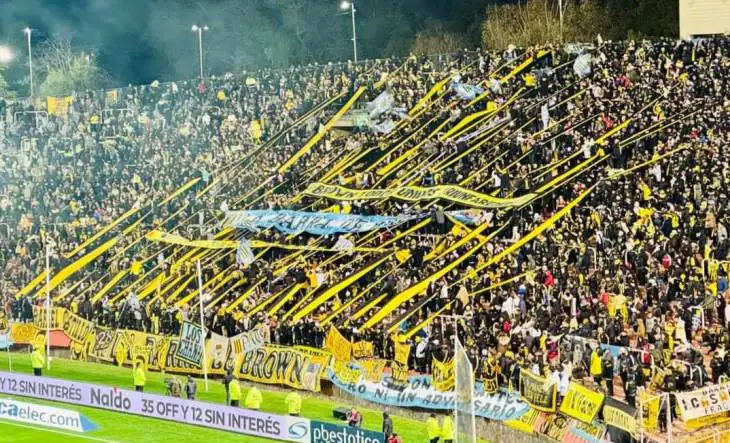 La hinchada de Almirante Brown en la tribuna