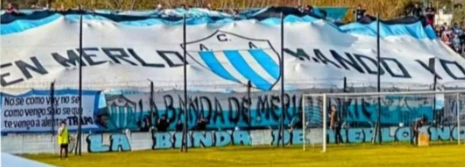 La hinchada de Argentino de Merlo en la tribuna