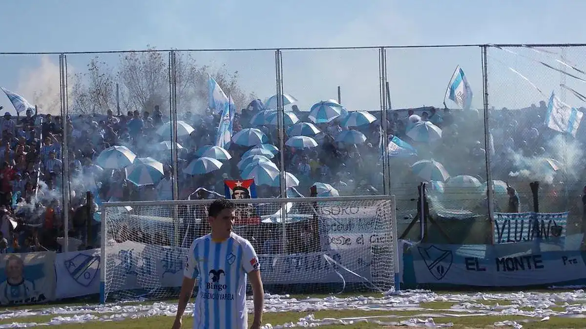 La hinchada de Argentino de Quilmes en la tribuna