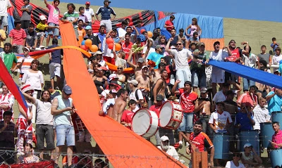 La hinchada de Deportivo Armenio en la tribuna