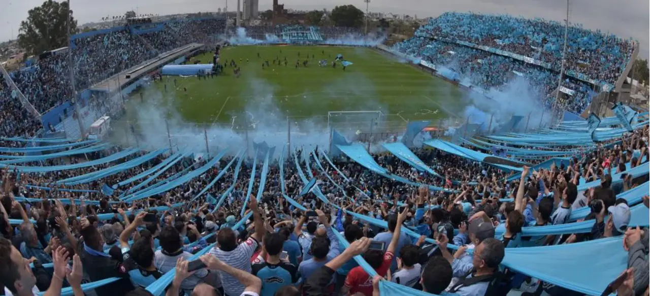 La hinchada de Belgrano en la tribuna