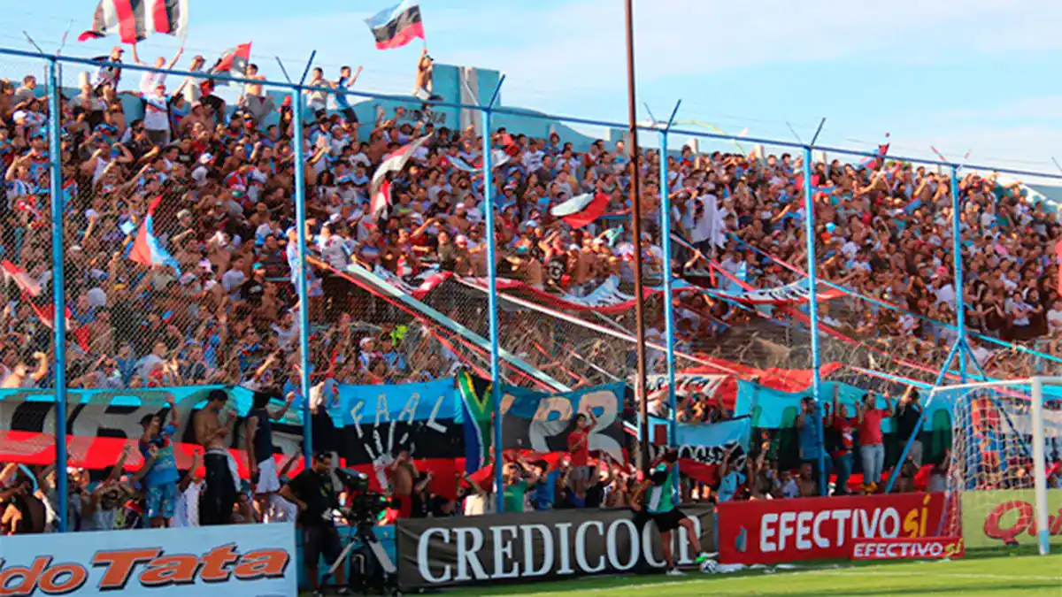 La hinchada de Brown de Adrogué en la tribuna