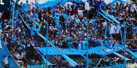 La hinchada de Defensores Unidos en la tribuna