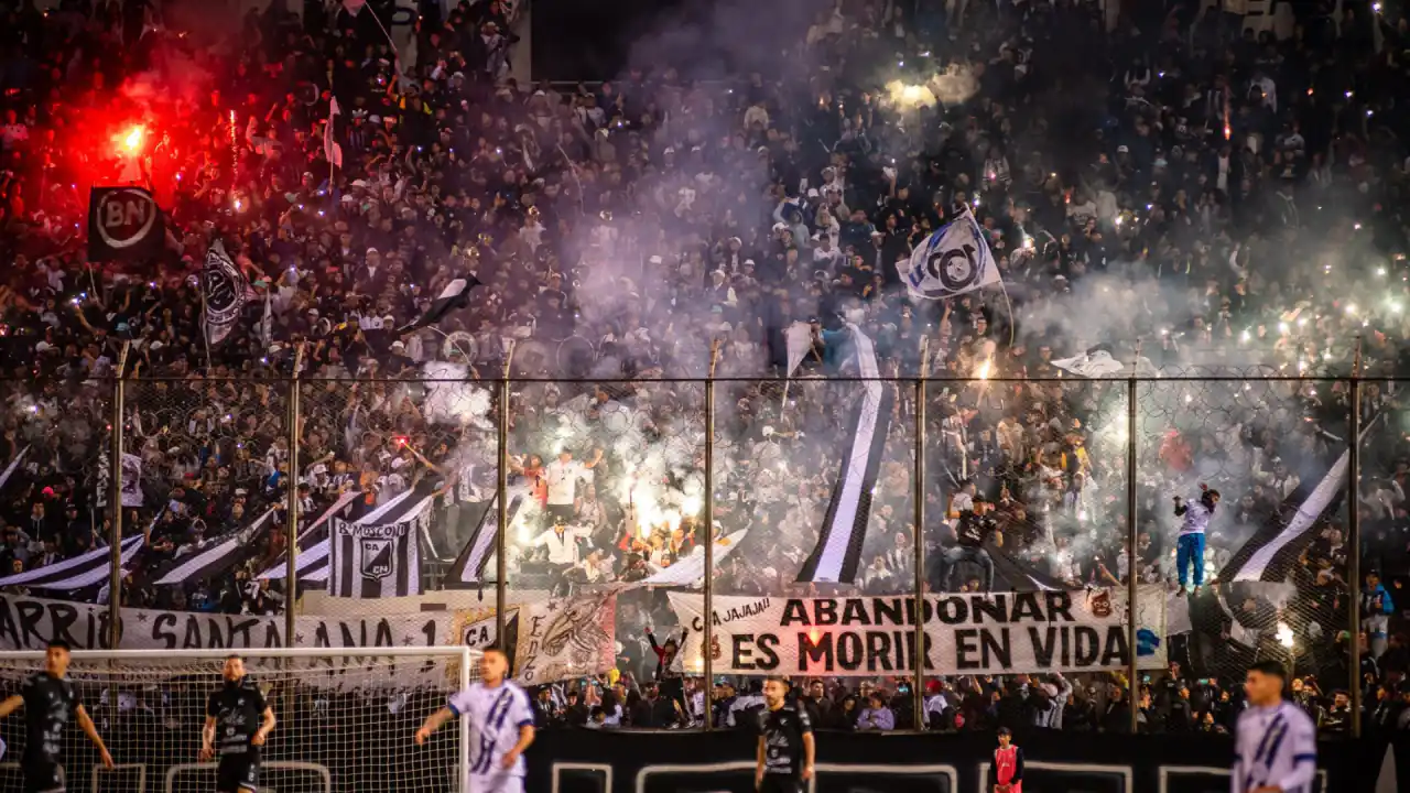 La hinchada de Central Norte en la tribuna