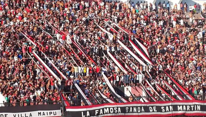 La hinchada de Chacarita Juniors en la tribuna