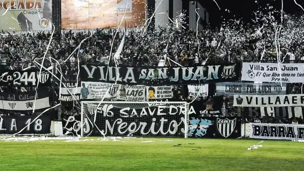 La hinchada de Chaco For Ever en la tribuna