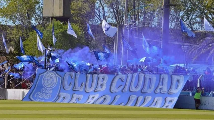 La hinchada de Ciudad de Bolívar en la tribuna