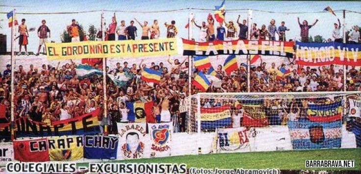 La hinchada de Colegiales en la tribuna