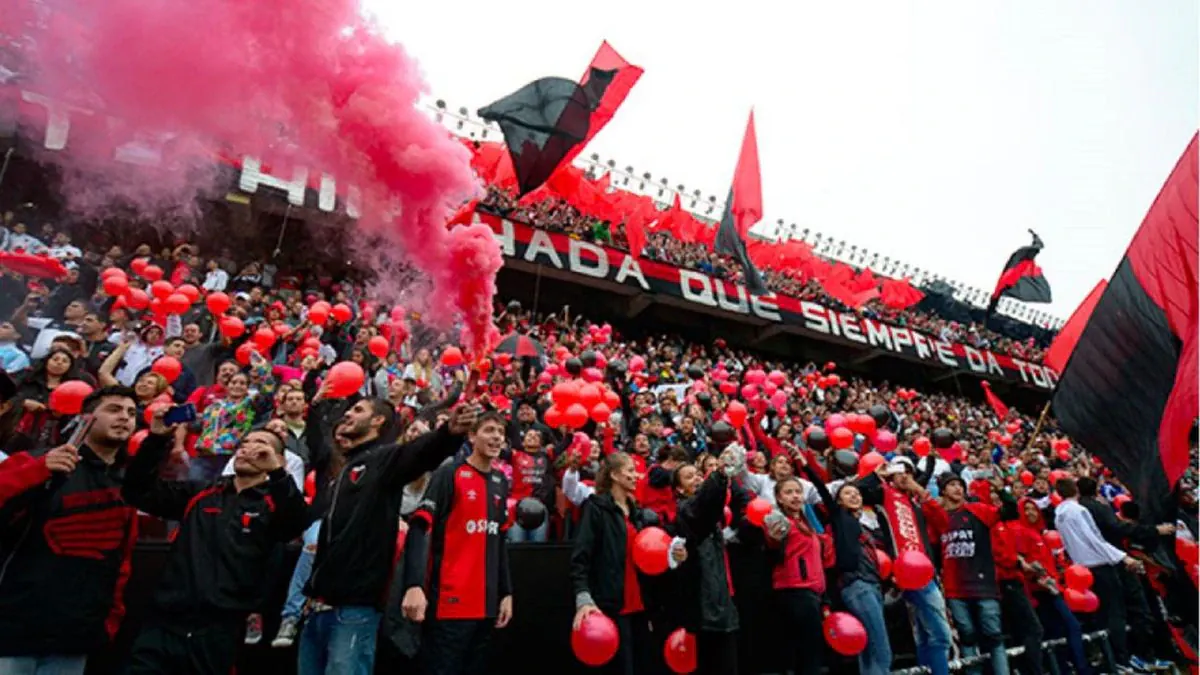 La hinchada de Colón en la tribuna