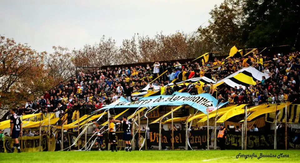 La hinchada de Comunicaciones en la tribuna