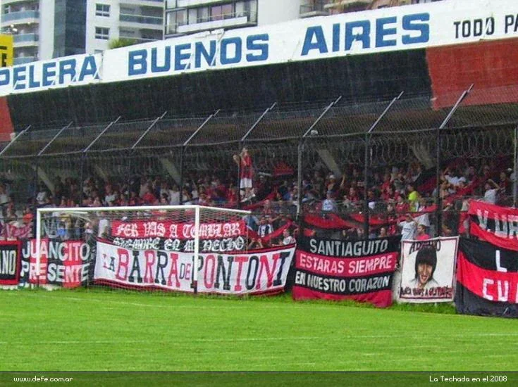 La hinchada de Defensores de Belgrano en la tribuna