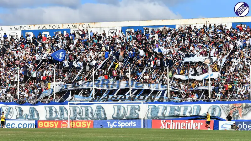 La hinchada de Deportivo Merlo en la tribuna