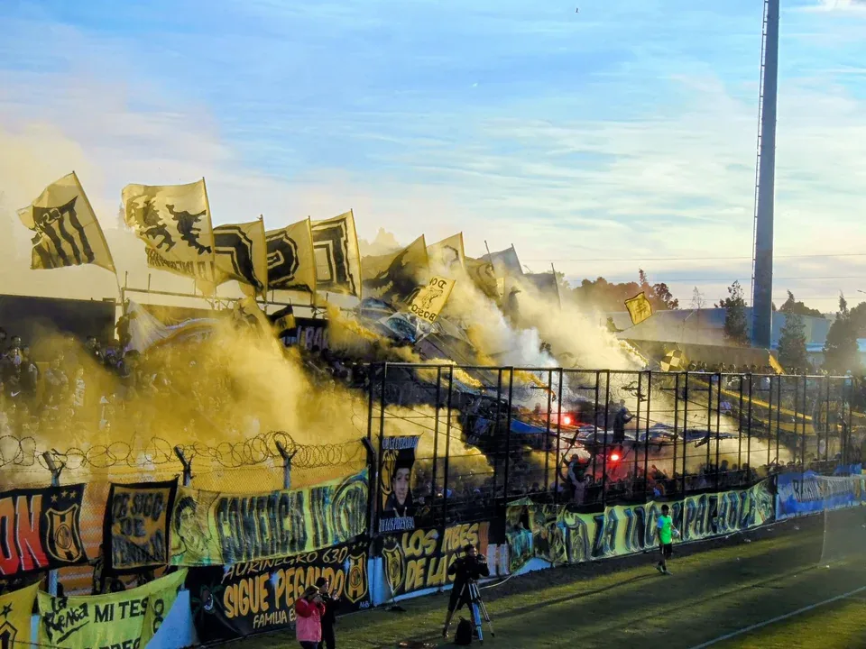 La hinchada de Deportivo Madryn en la tribuna