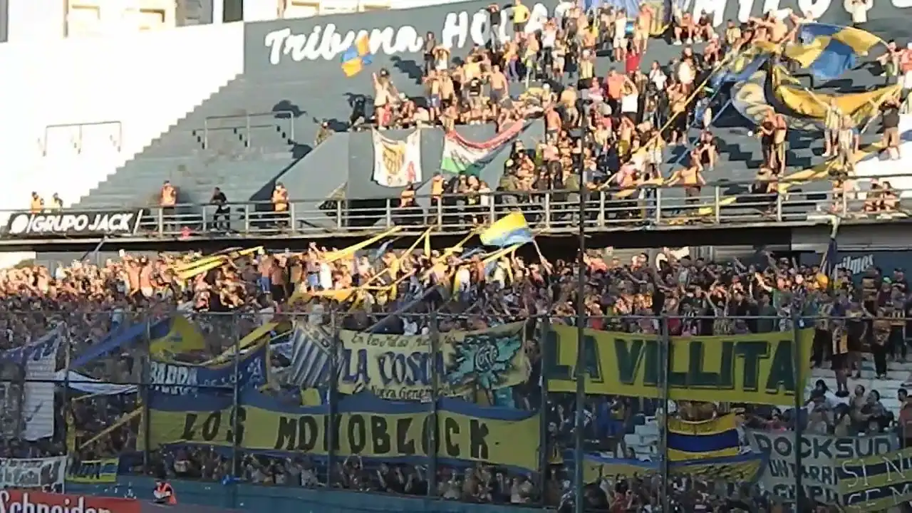La hinchada de Dock Sud en la tribuna