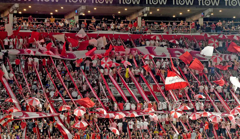 La hinchada de Estudiantes en la tribuna