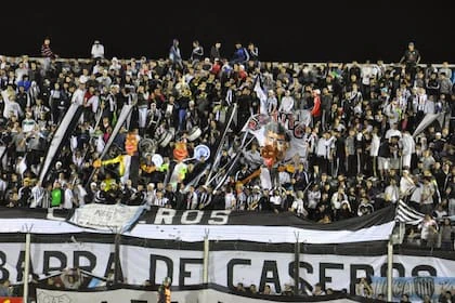 La hinchada de Estudiantes (BA) en la tribuna