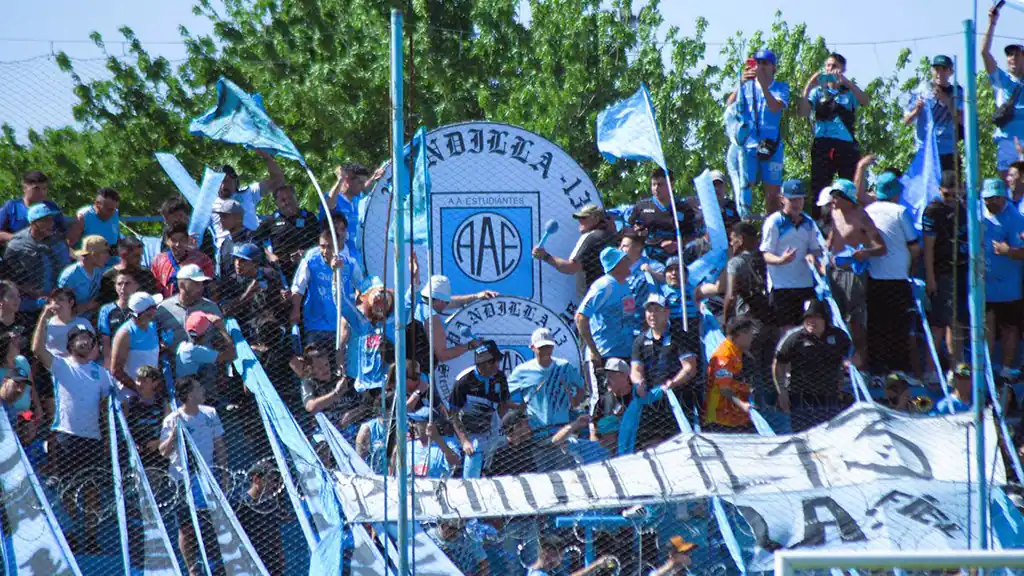 La hinchada de Estudiantes (RC) en la tribuna