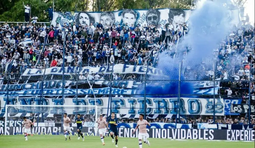 La hinchada de Gimnasia y Esgrima LP en la tribuna