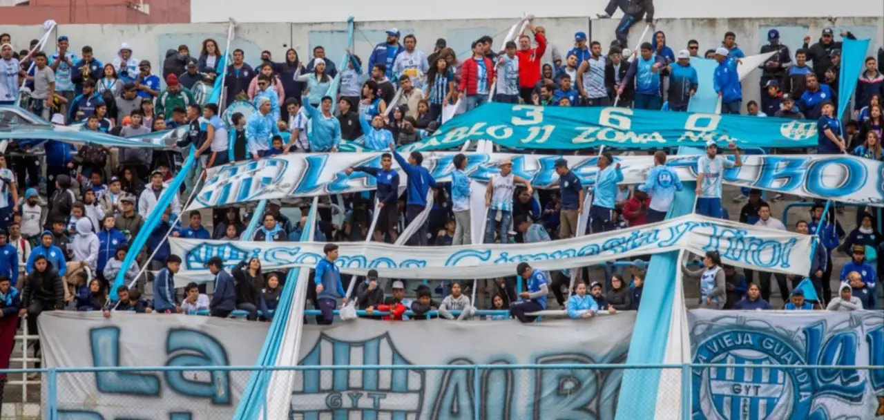 La hinchada de Gimnasia y Tiro en la tribuna
