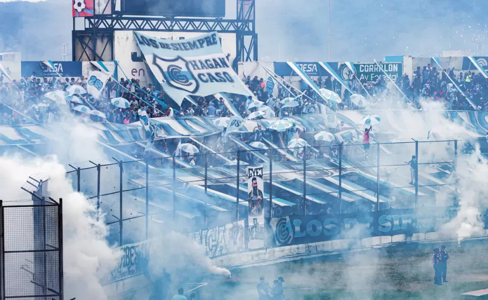 La hinchada de Gimnasia y Esgrima J en la tribuna