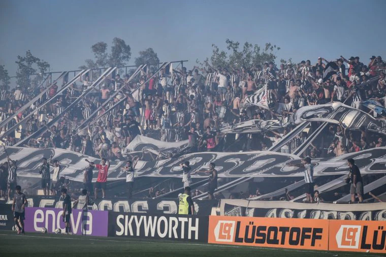 La hinchada de Gimnasia y Esgrima M en la tribuna