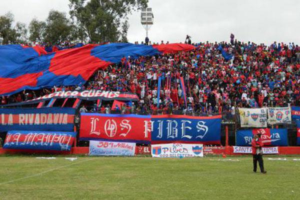 La hinchada de Güemes en la tribuna