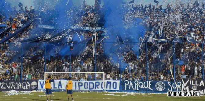 La hinchada de Independiente Rivadavia en la tribuna