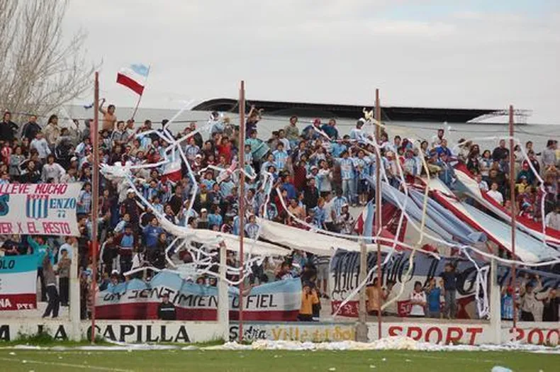 La hinchada de Juventud Alianza en la tribuna