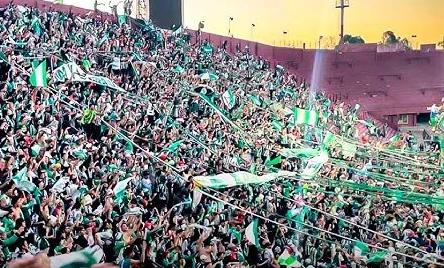La hinchada de Deportivo Laferrere en la tribuna
