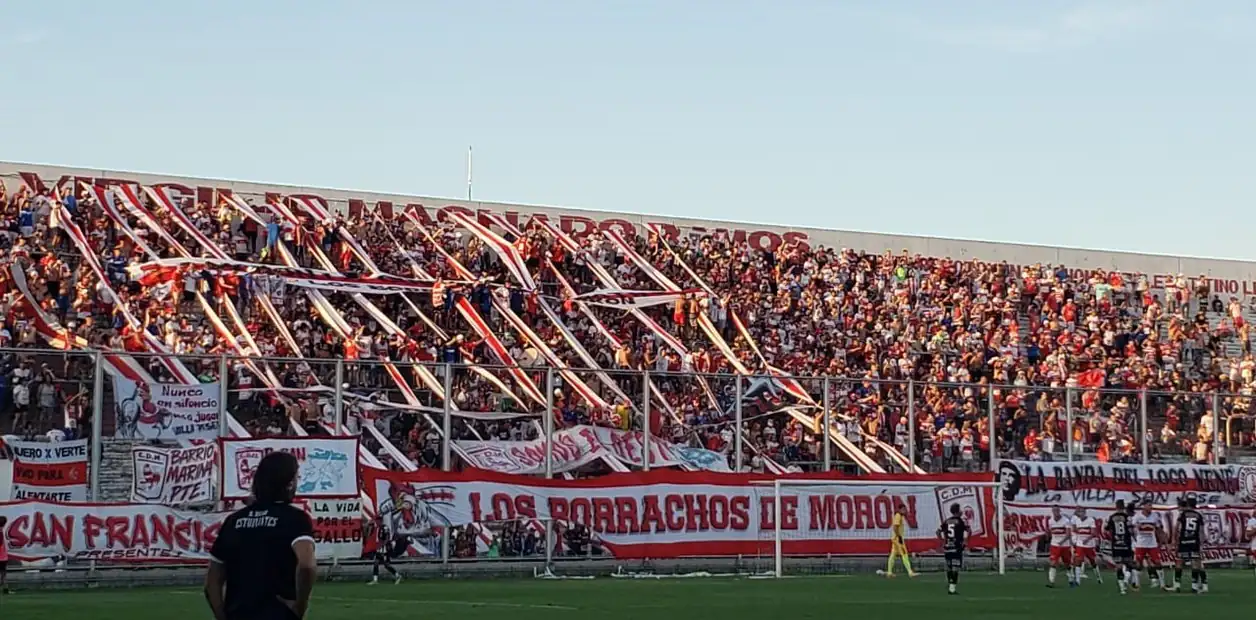 La hinchada de Deportivo Morón en la tribuna