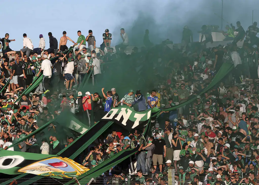La hinchada de Nueva Chicago en la tribuna