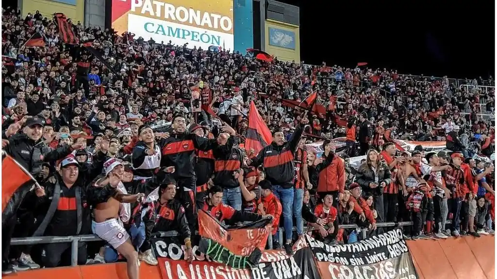 La hinchada de Patronato en la tribuna