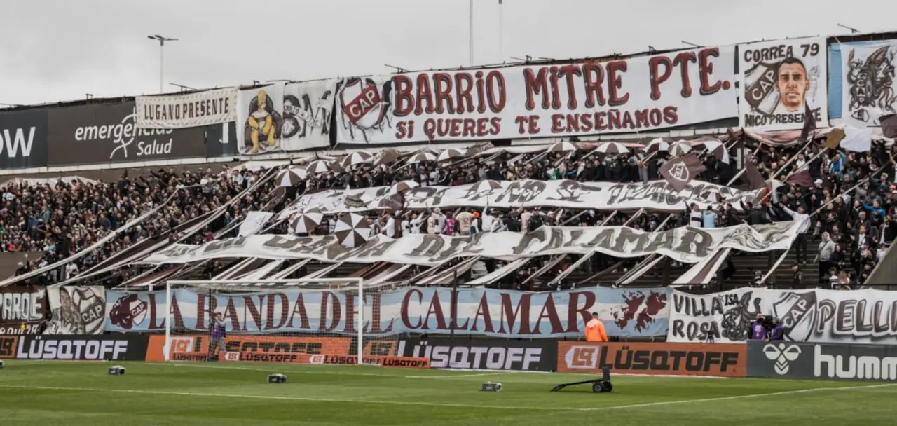 La hinchada de Platense en la tribuna