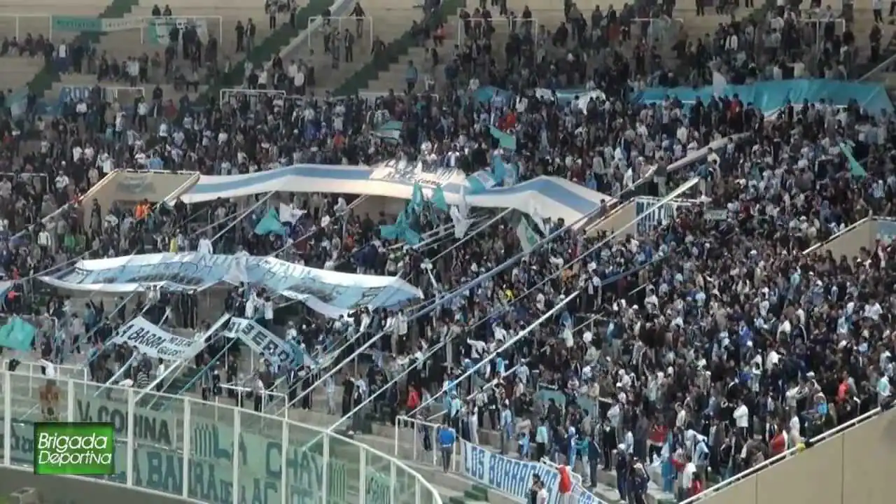 La hinchada de Racing de Córdoba en la tribuna