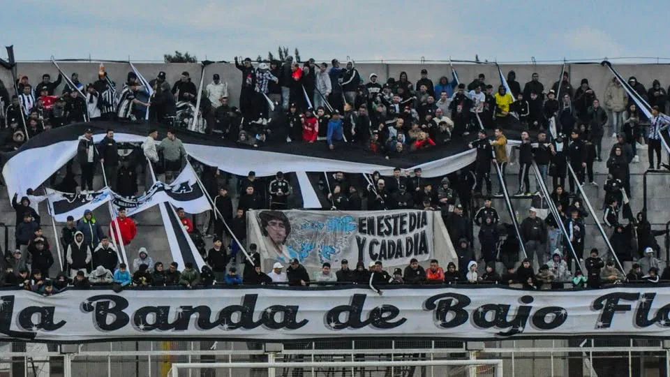 La hinchada de Deportivo Riestra en la tribuna