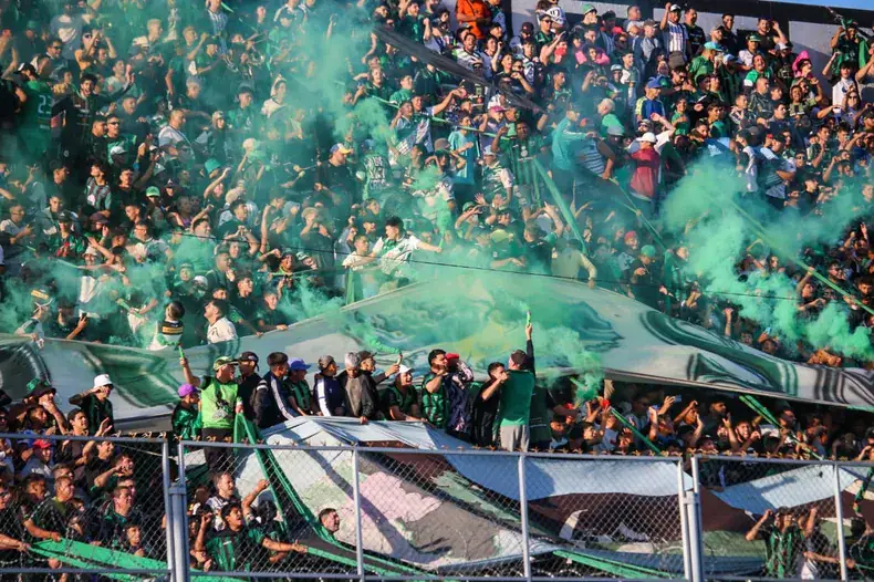 La hinchada de San Martín SJ en la tribuna