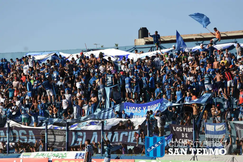 La hinchada de San Telmo en la tribuna
