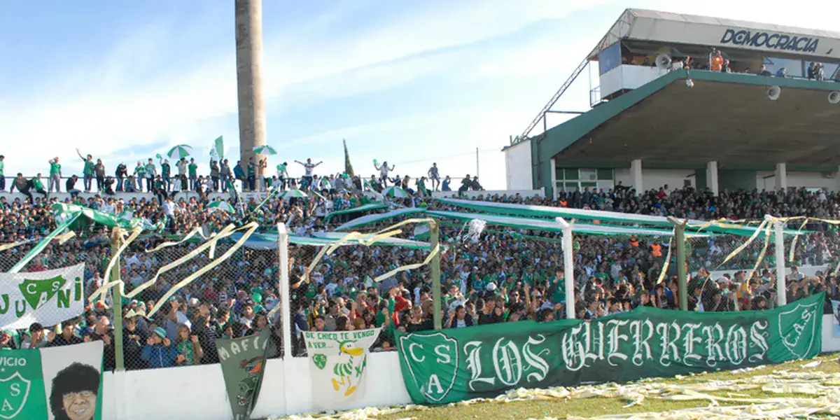 La hinchada de Sarmiento de Junín en la tribuna