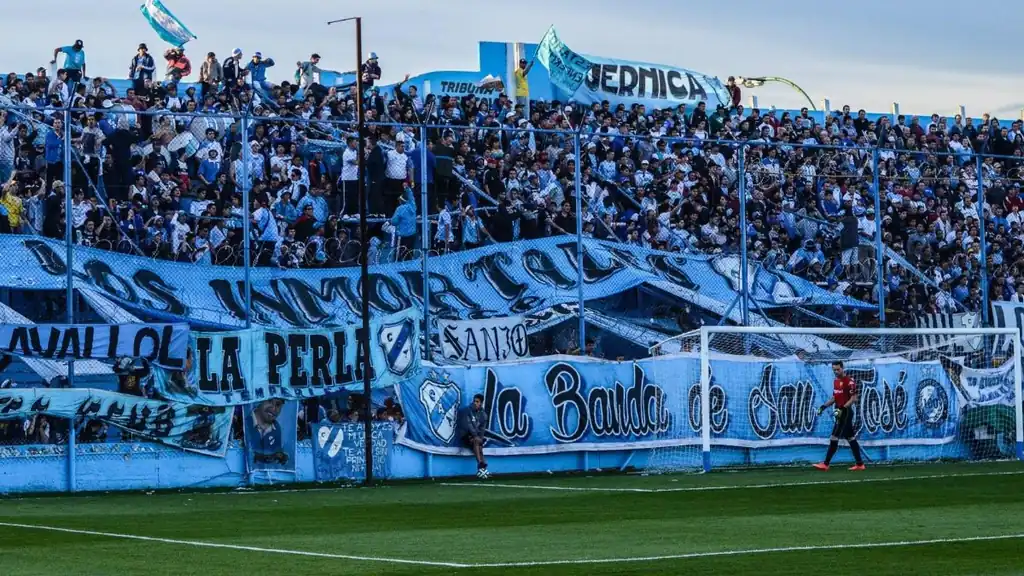 La hinchada de Temperley en la tribuna