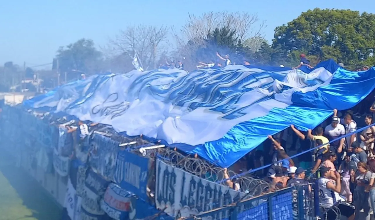 La hinchada de Tristán Suárez en la tribuna